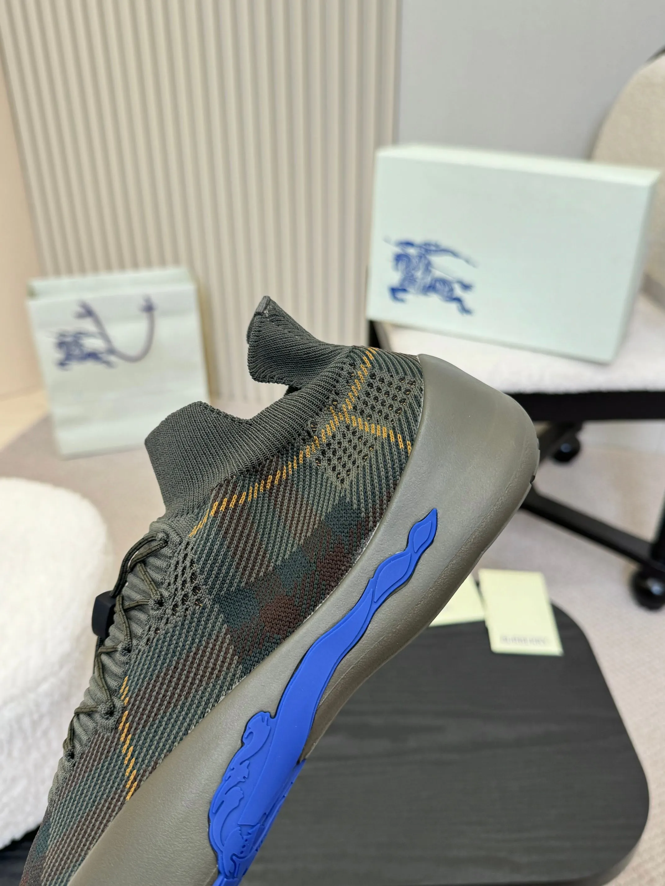 Men's men's shoes💰680 Burberry's 2025 hot model is released, ultra-light socks and shoes, versatile, decorated with worsted Burberry plaid pattern. Featuring a mesh lining and checkered laces, the rubber sole features the archive Burberry monogram. From Burberry's iconic collection, these wardrobe staples are interpreted with the brand's signature style.   ✅Fabric: classic cotton fly ✅Lining: silk cowhide lining ✅Outsole: ultra-light rubber foam sole ✅Color: green, original packaging ✅Code number: men's 39-46 (39,46 customized)